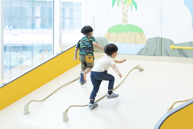 わんぱくアイランド。のぼる・すべる遊具のエリア
