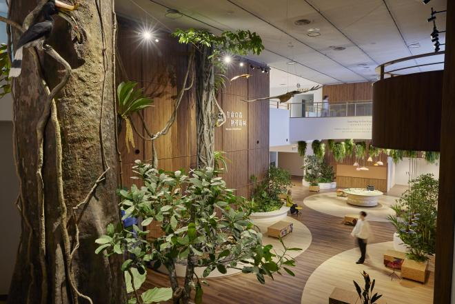 熱帯雨林を再現した動物科学館の屋内エントランス
