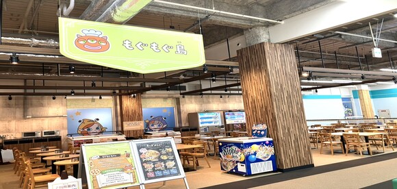 遊び場に面したカフェエリアのテーブル席
