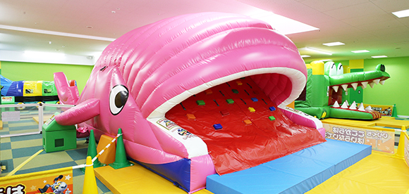 クジラとワニをかたどった大型のふわふわ遊具