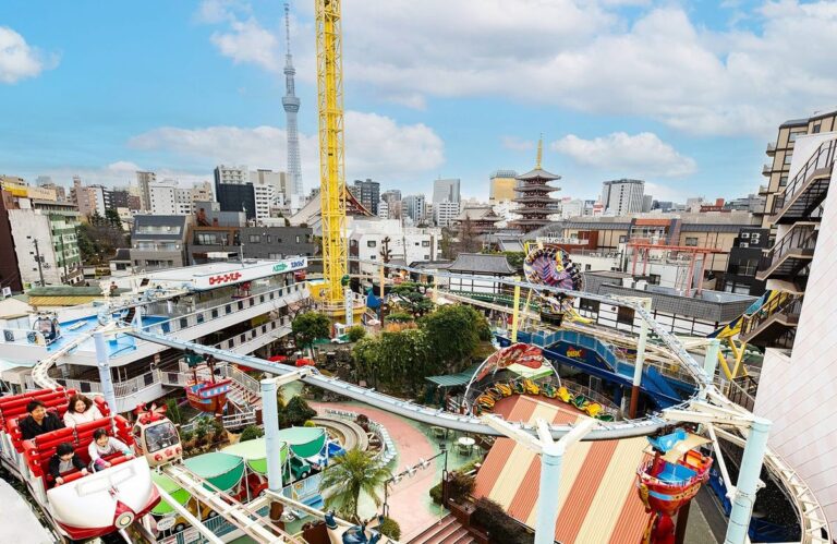 浅草花やしきの園内全景。奥に東京スカイツリーと浅草寺の五重塔が見える