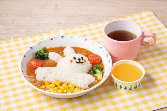 うさぎの形にごはんを盛りつけたキッズカレー。ゼリーとドリンクが付く