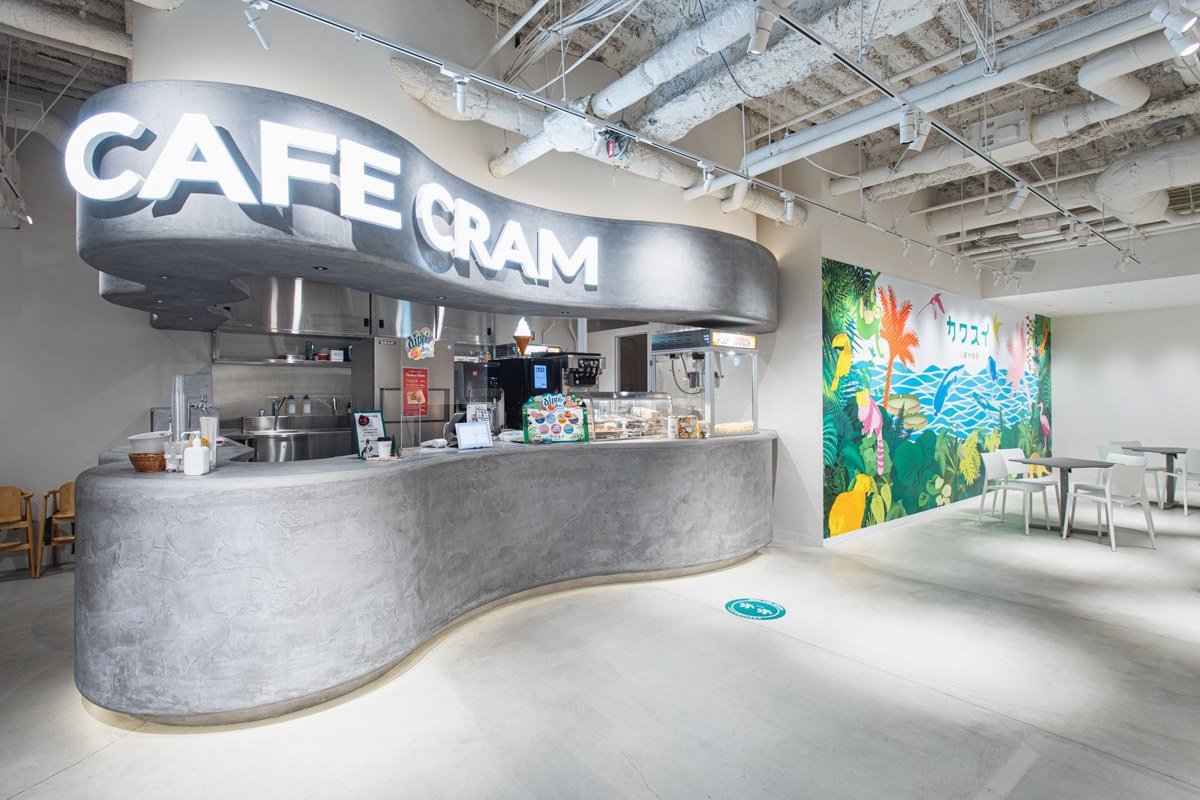 CAFE CRAMのカウンターと、その先に置かれたテーブル席