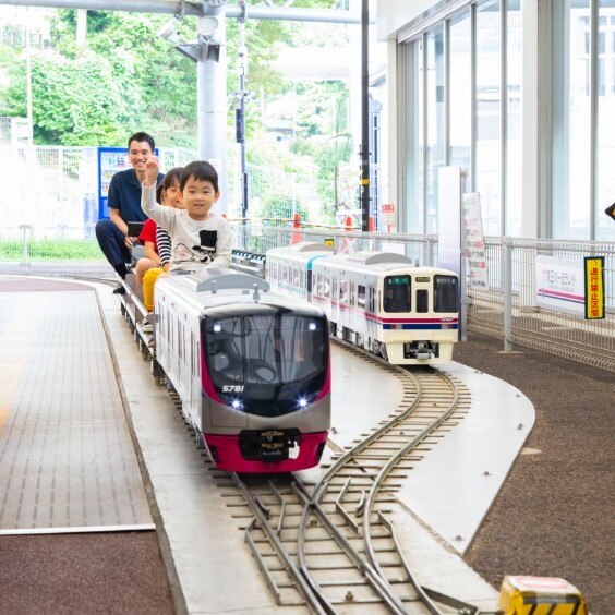 車両展示場の周りを走るミニ電車