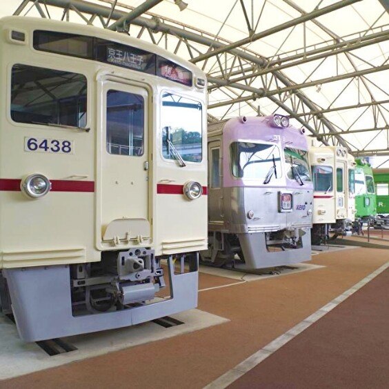 屋外の車両展示場