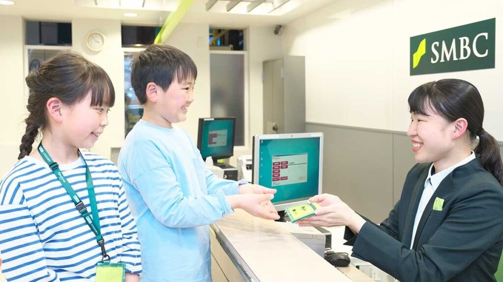 銀行のカウンターで仕事を体験する子どもたち