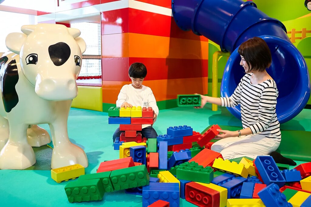 大きなソフトブロックで遊ぶ親子