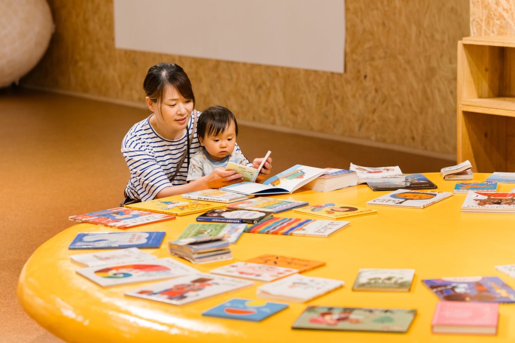 絵本と図鑑が700冊以上あるライブラリー