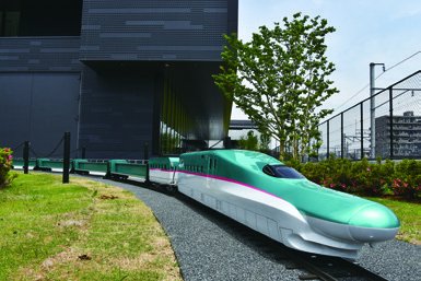 屋外を走るミニはやぶさ号
