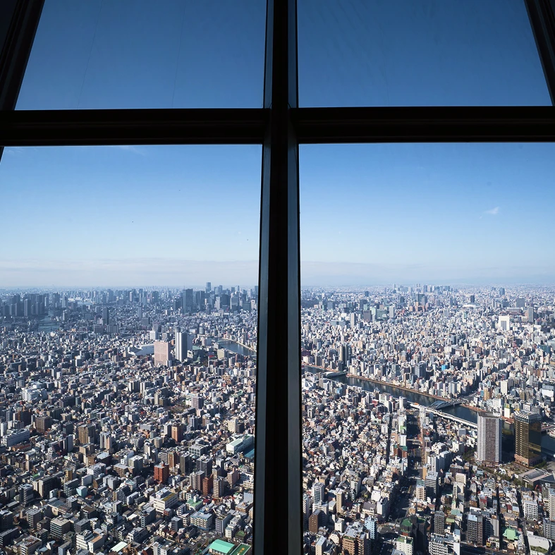 天望デッキの大きな窓から見下ろす東京の街