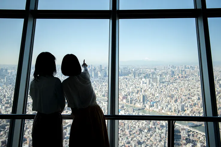 窓の外に富士山が見える展望デッキ