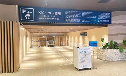 「ベビーカー置場 Stroller Place」と書かれた案内板と、ベビーカーを停めるスペース