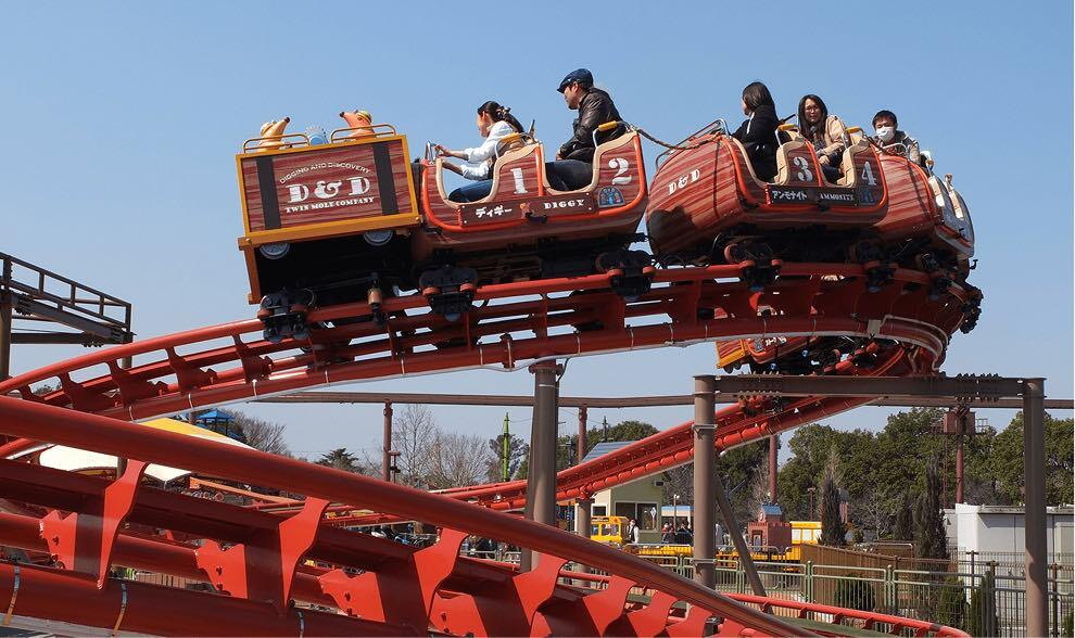 遊園地エリアを走る赤いジェットコースター
