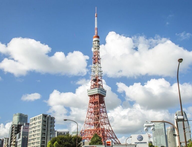 青空にそびえる東京タワーの外観