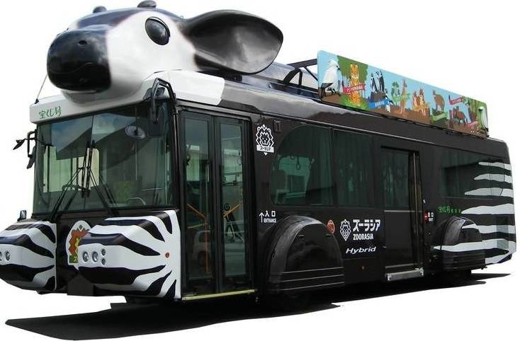 オカピをかたどった園内バス「ズッピ」