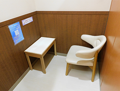 木目の壁に囲まれた小さな個室に、背もたれつきの一人がけ椅子と小さな台が置かれている