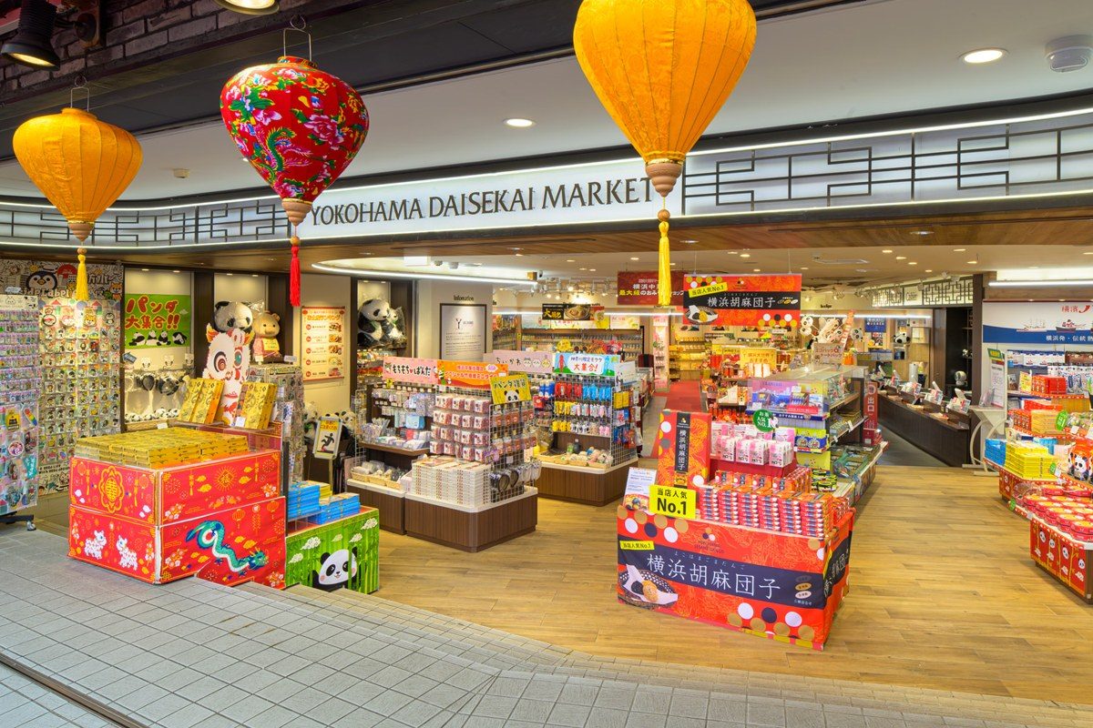 赤と黄色の中華ランタンが下がる、段差のない広い店の入口。土産物が並ぶ