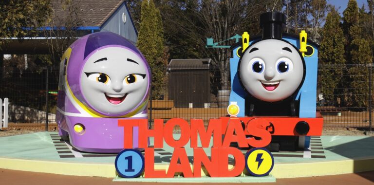 青いトーマスと紫のニアの大きな模型が、赤い立体文字のTHOMAS LANDの看板をはさんで並んでいる