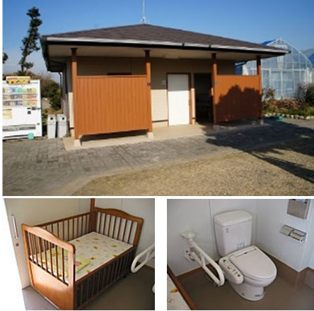 上は木の屋根のトイレ棟。下の左は木の柵とマットのついたベビーベッド、右は手すりのついた洋式トイレ
