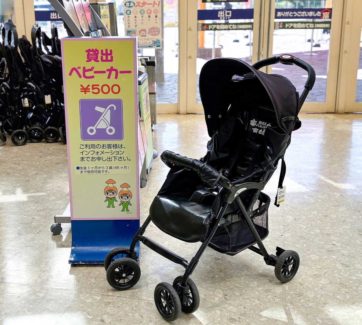 「貸出ベビーカー ¥500」の看板と並ぶB型ベビーカー