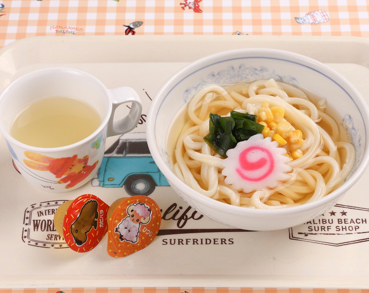 器に入ったうどんとリンゴジュースとゼリー