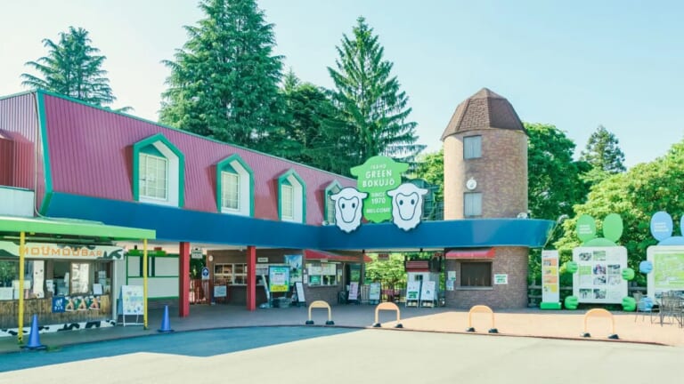 ひつじの絵が並んだ入口の建物。三角屋根の塔が立っている