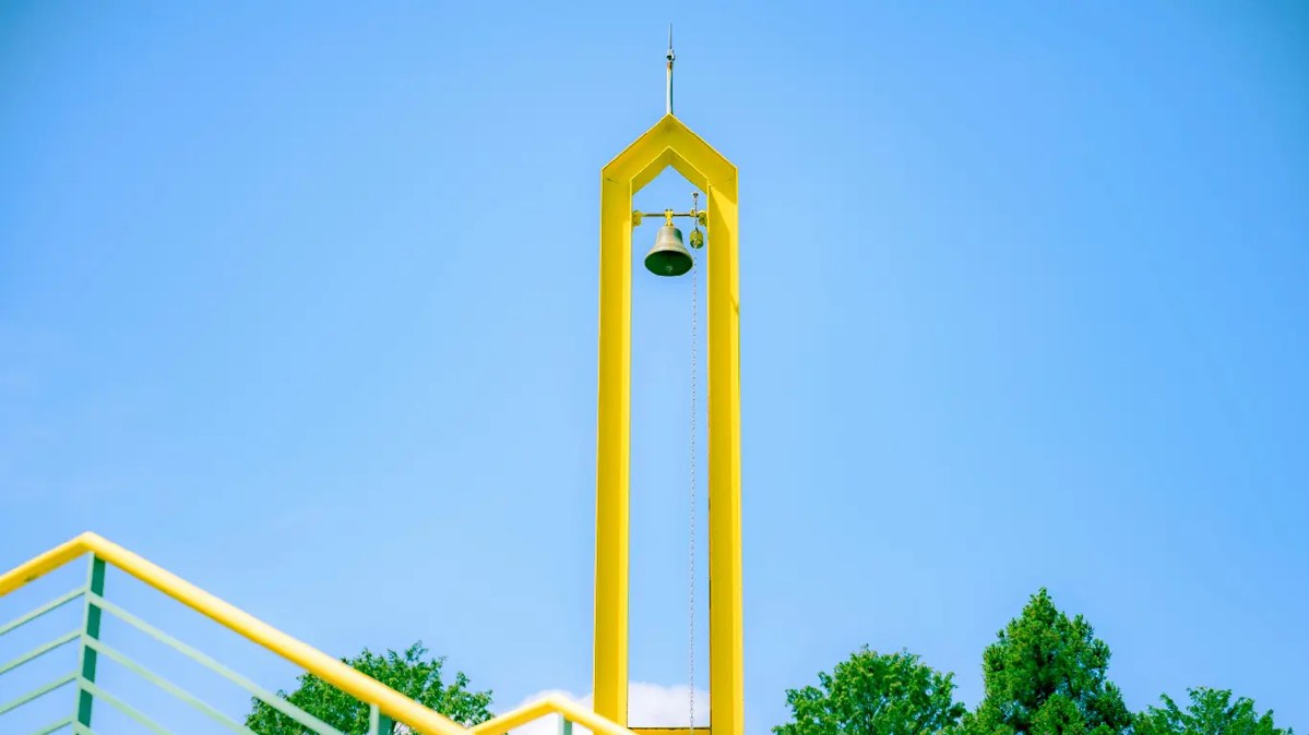 青空にのびる黄色い鐘の塔