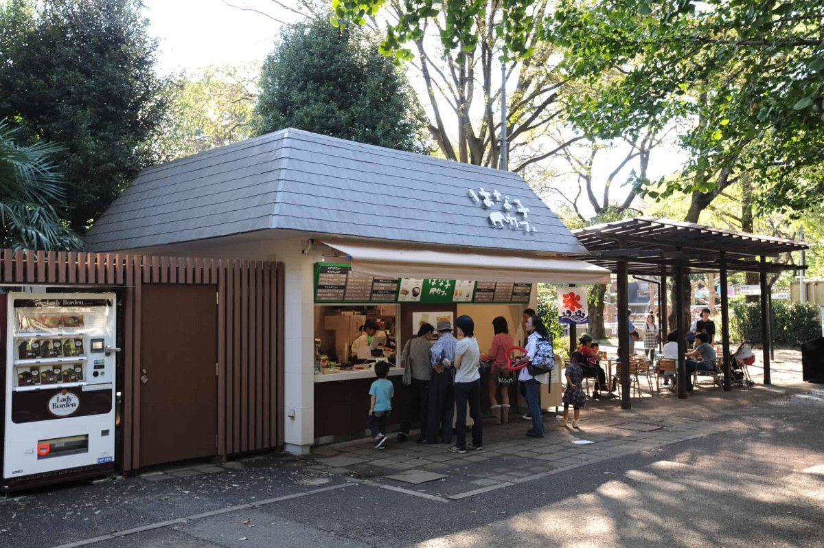 三角屋根の売店「はな子カフェ」。右手に日よけの付いた席がある