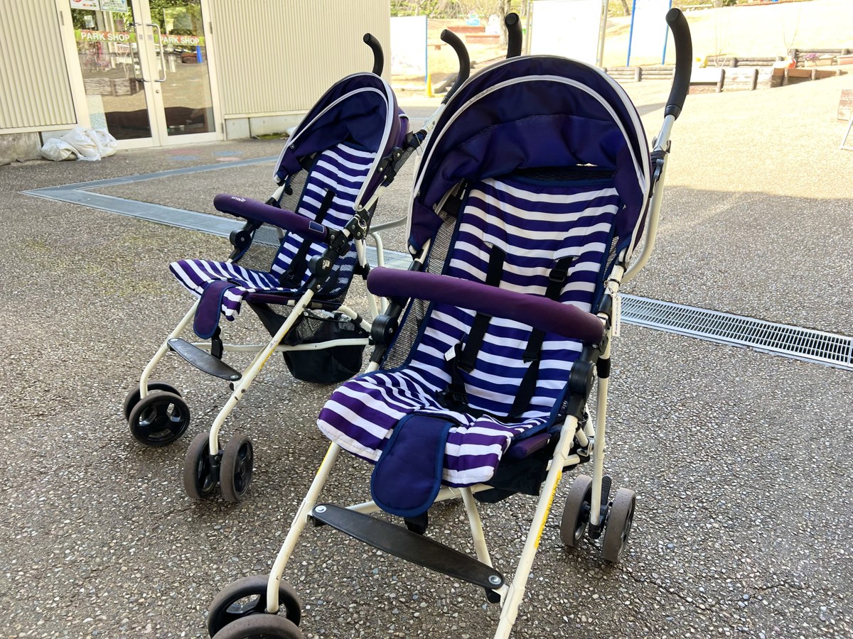 並んだ紺と白のしま模様の貸出ベビーカー