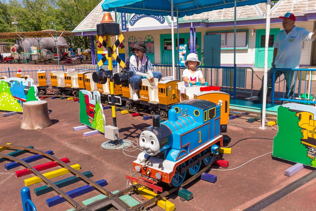 色とりどりのレールの上を走るトーマスの乗り物
