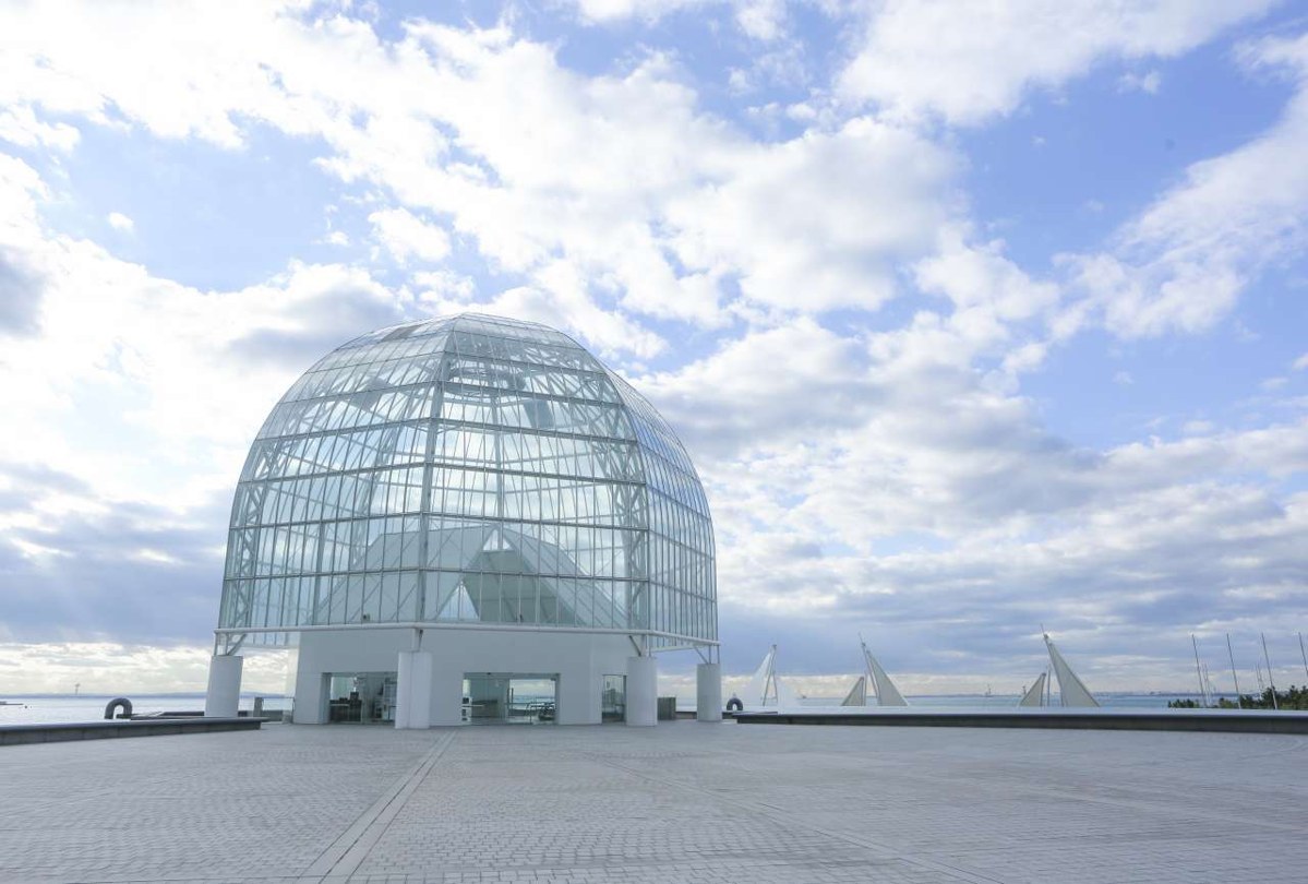 海沿いの広場に建つ葛西臨海水族園のガラスドーム