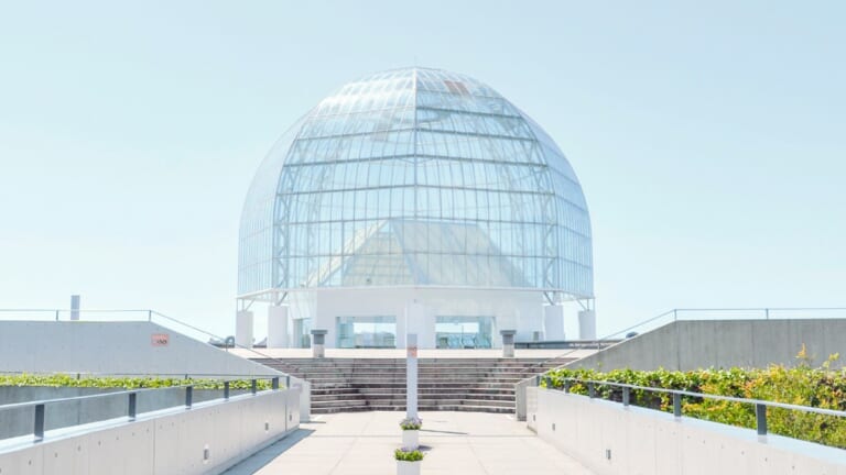 階段の先に建つ大きなガラスドーム