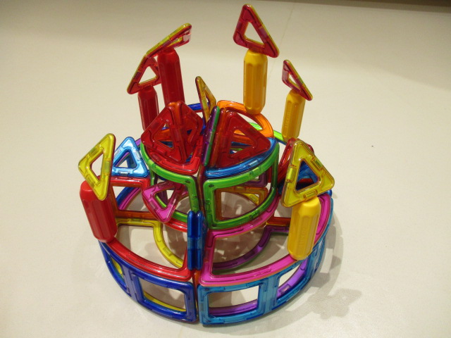 色つきの磁石ブロックで組み立てた、ろうそく付きのケーキの形の作品