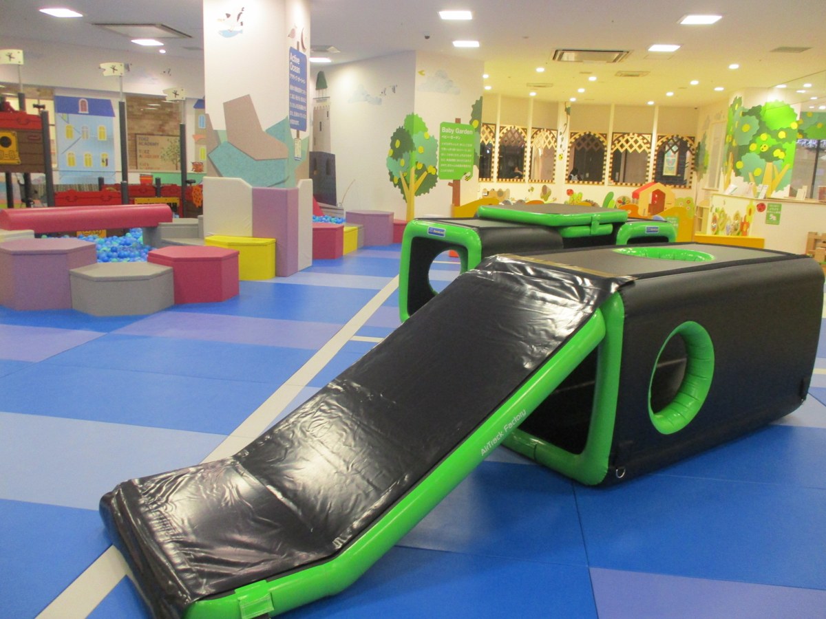 空気でふくらませた大型遊具の奥に「Baby Garden」の看板とボールプールが見える場内