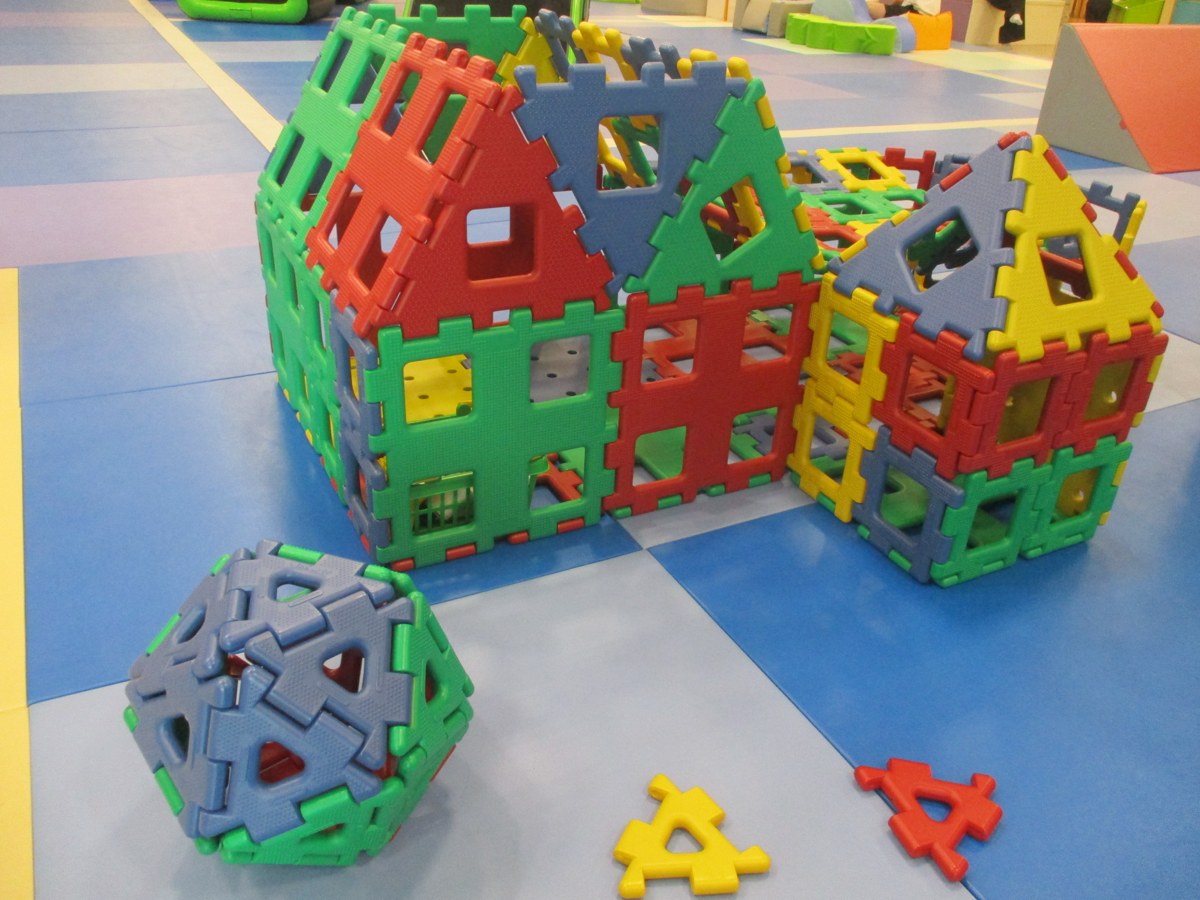 色とりどりのブロックで組み立てた大きな家の作品
