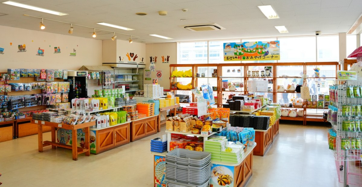 お菓子やおもちゃが棚に並ぶ、おみやげコーナーの店内