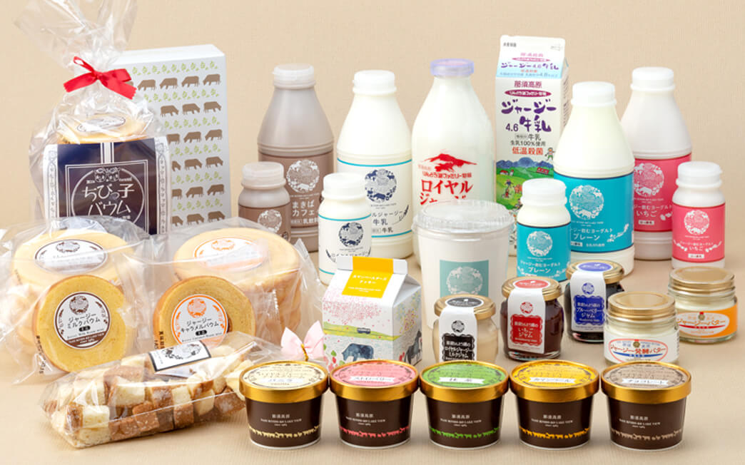 牛乳やヨーグルト、チーズなどの乳製品が並んでいる