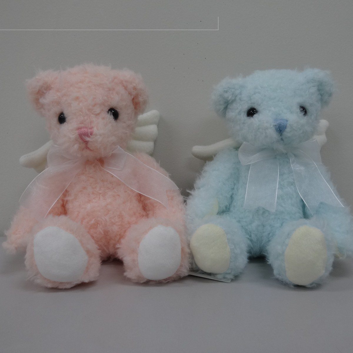 羽根のついたピンクと水色のテディベア