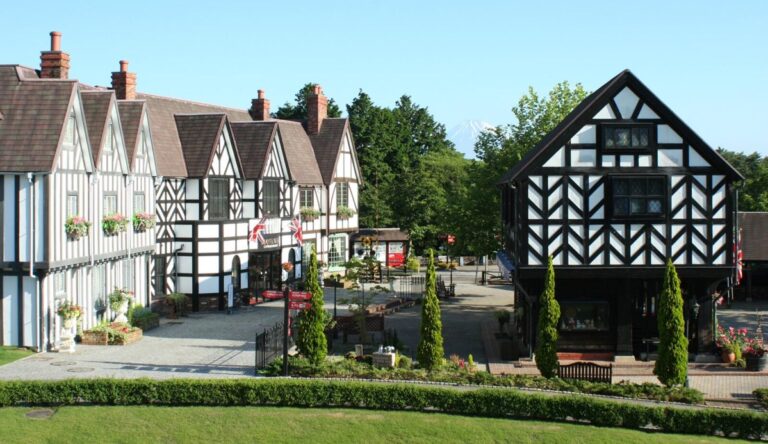 木組みの家が並ぶイギリス村の街並み