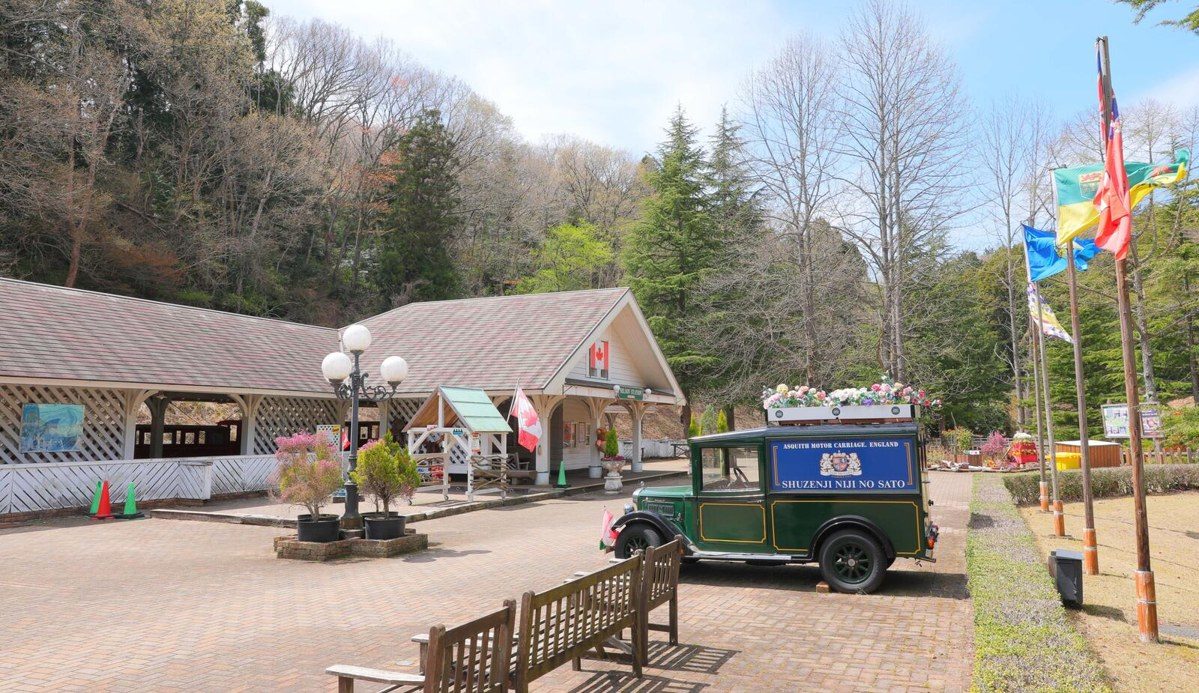 木造の建物とベンチが並ぶカナダ村の広場