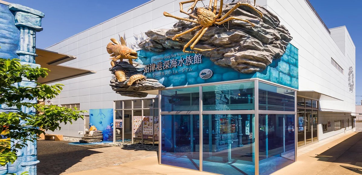屋根に大きなカニの造形が乗った水族館の外観