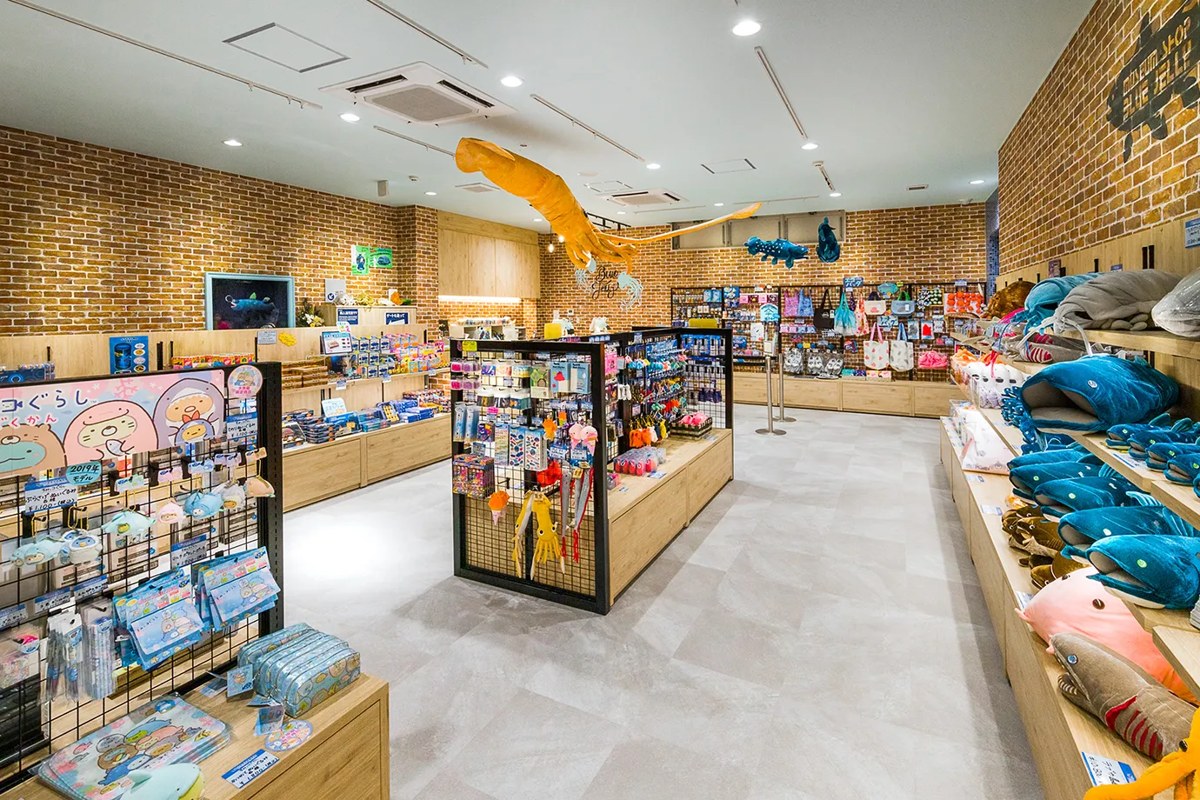 深海生物のぬいぐるみやグッズが並ぶ明るい売店