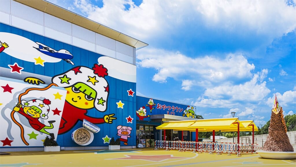 ホシオくんの大きな絵が描かれた建物と、黄色い屋根の入口