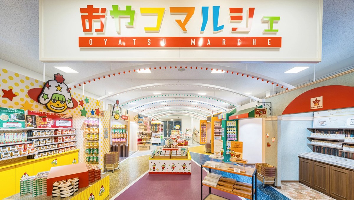 ベビースターの商品棚が並ぶ、おやつマルシェの売り場