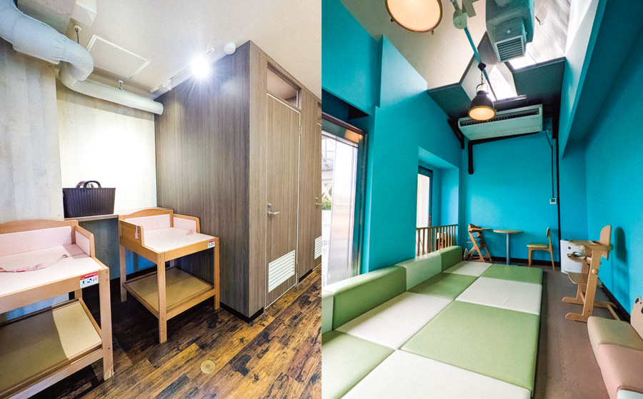 木製のおむつ替えベッドが2台並ぶ部屋と、畳のようなマットとベンチが置かれた休憩スペース