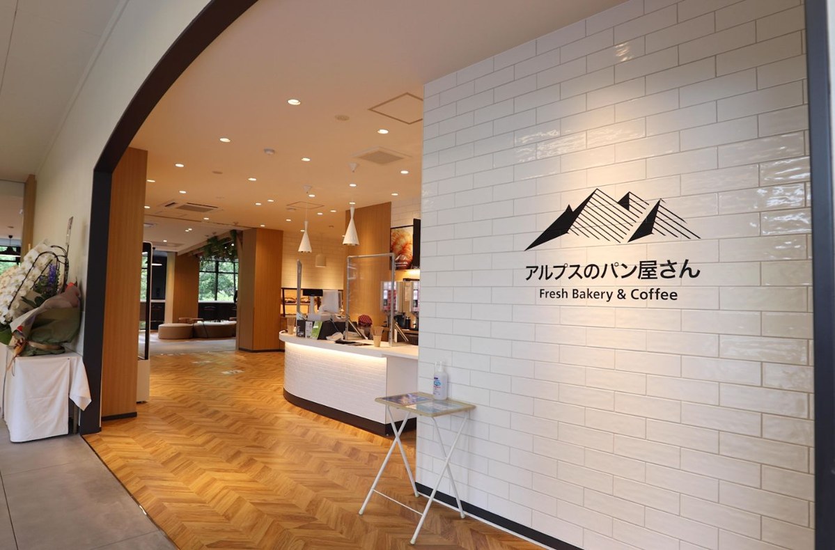 白い壁のカウンターがあるベーカリーの店内