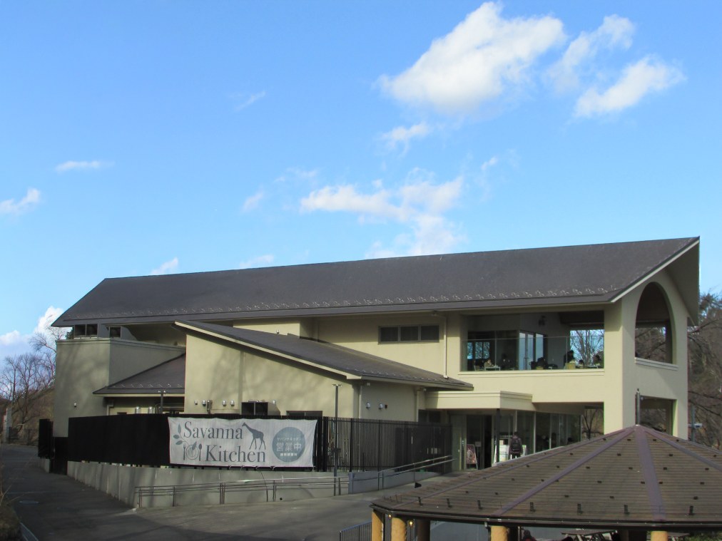青空の下に建つ2階建ての建物。屋根が大きく張り出し、正面にSavanna Kitchenと書かれた幕が掛かっている