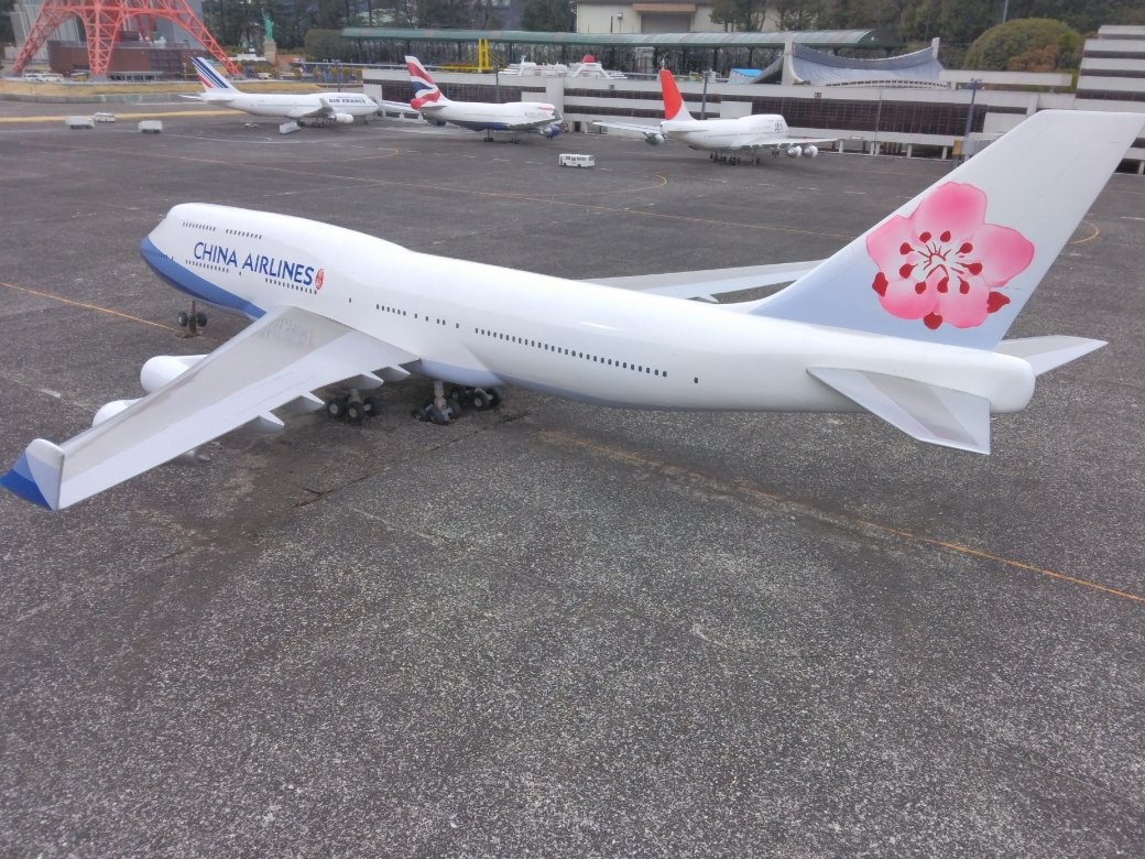 ミニチュアの空港の駐機場に、白い旅客機が並んでいる