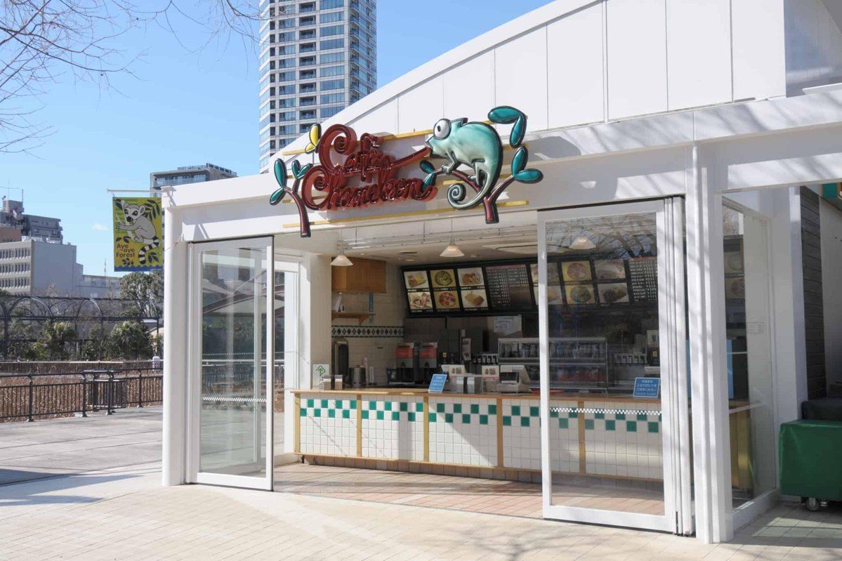 ガラス戸の開いたファストフード店「カフェカメレオン」の外観