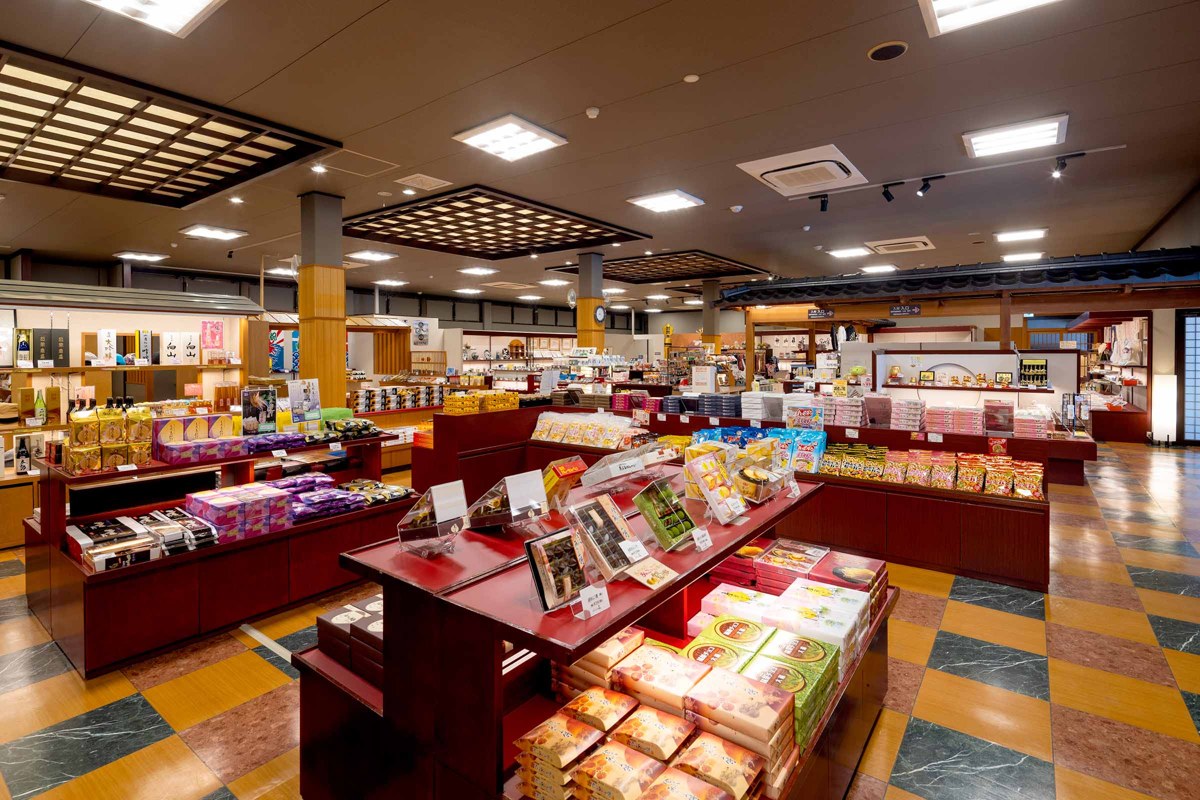 北陸のお菓子や工芸品が並ぶ商家の館の売り場